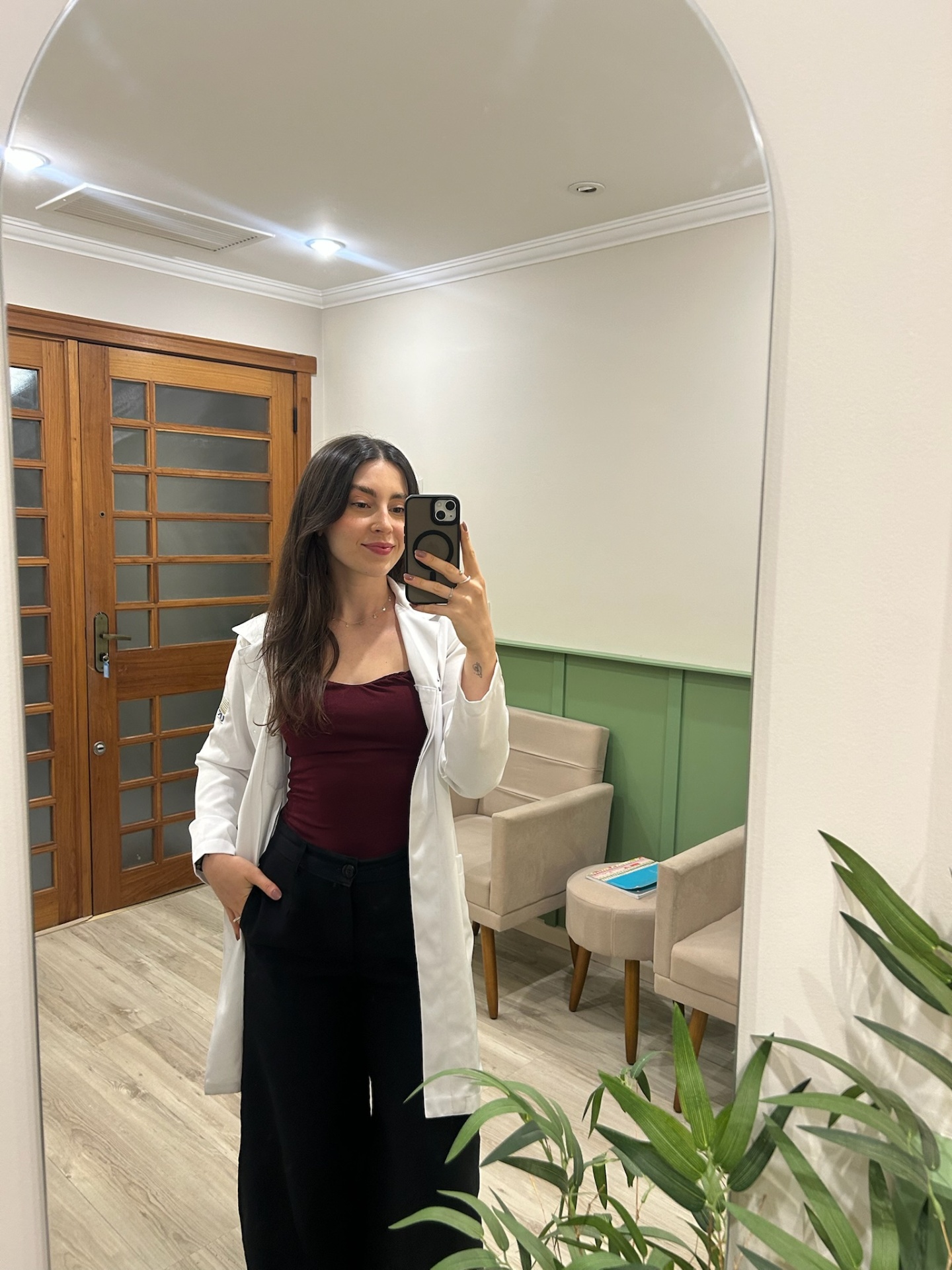 Mariana de jaleco no consultório